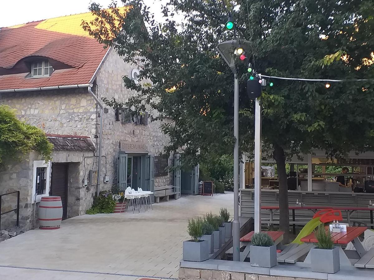 Galeria Villa Veszprém المظهر الخارجي الصورة
